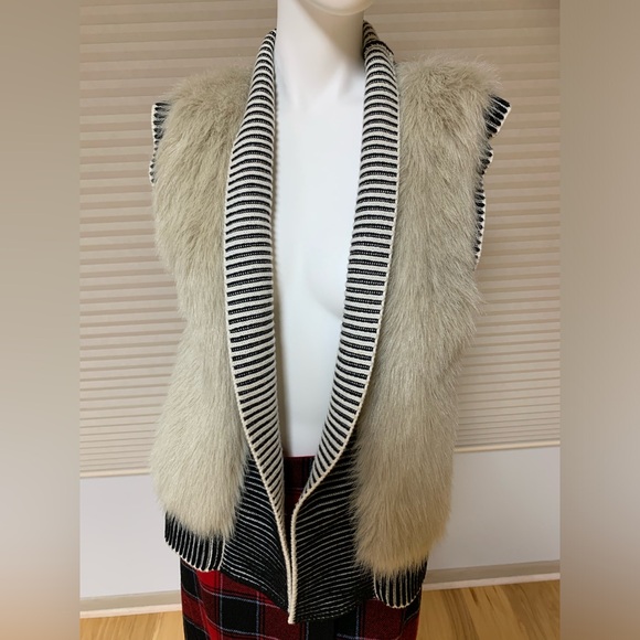 Banana Republic size M Vest New.Merino extrafine Wool/Faux fur/nylon/polyester - Picture 2 of 9